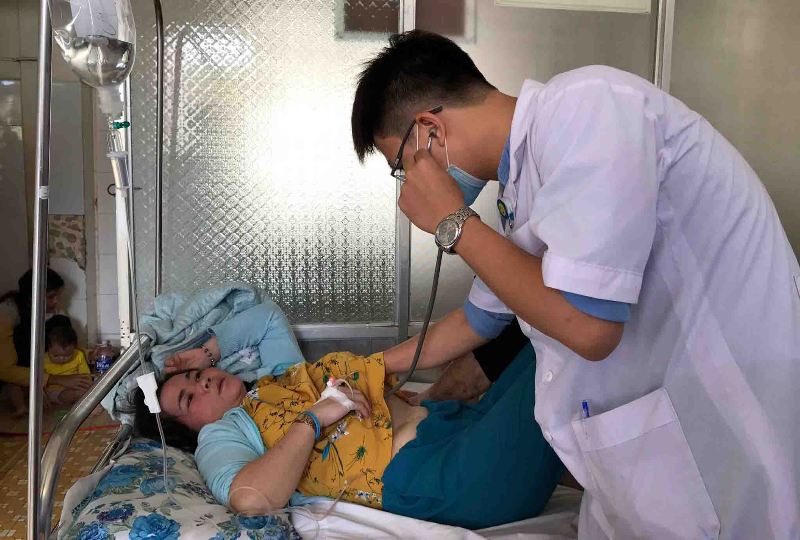 ngộ độc thực phẩm, la liệt, bánh mì, nhập viện, cấp cứu, tin8